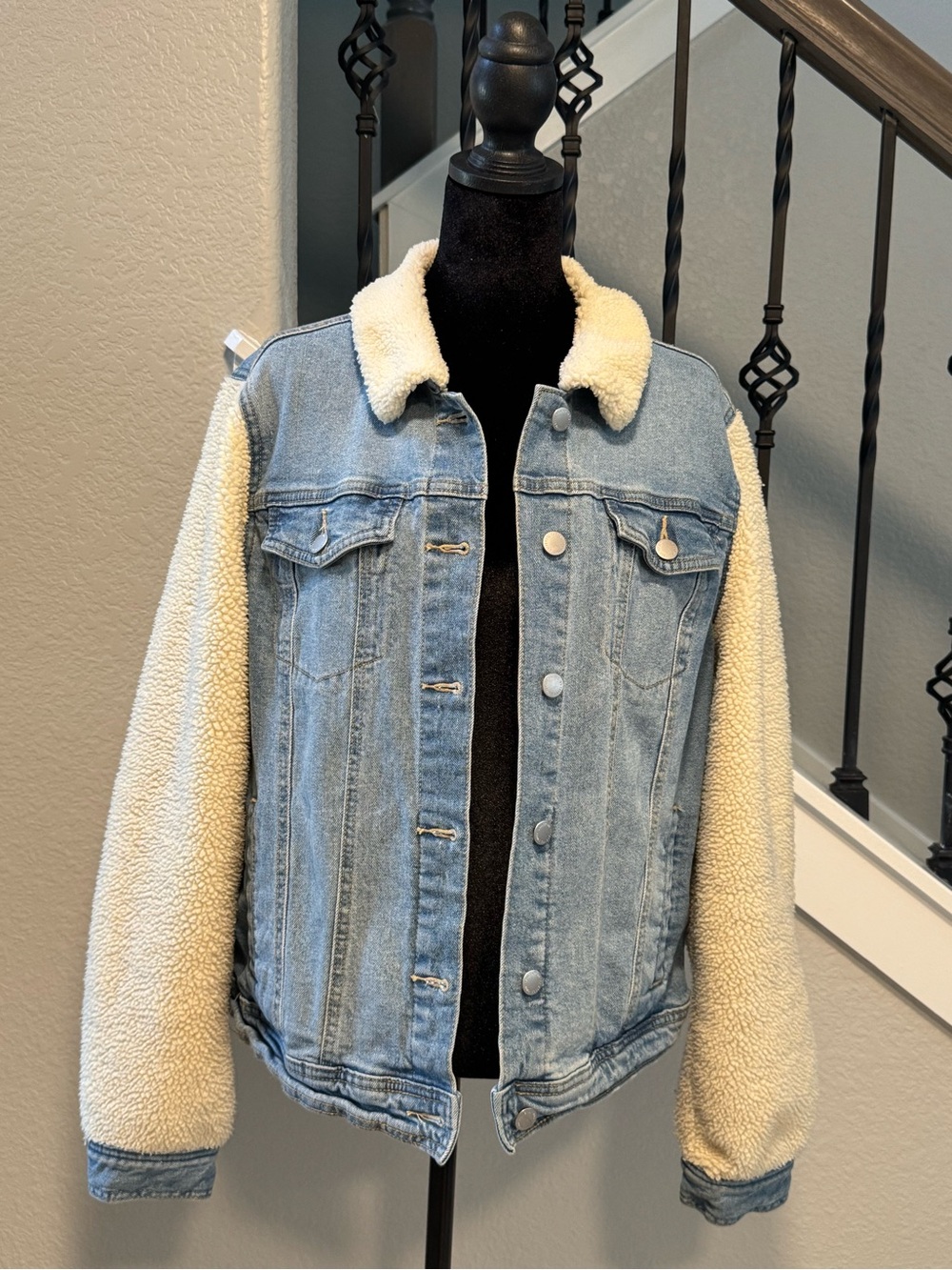 Universal Thread Light Blue Denim Jacket with Cream Sherpa Sleeves